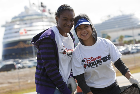 Disney VoluntEARS Help Clean the Coastline Disney VoluntEARS Help Clean the Coastline