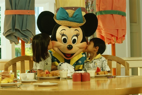 Dine with Your Favorite Characters at Disney Parks Dine with Your Favorite Characters at Disney Parks