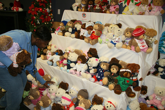 Disney VoluntEARS Brighten the Holidays for Many Central Floridians With ‘Season of Sharing’