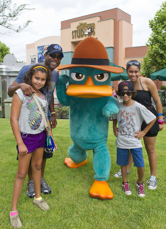 Country Music Singer Darius Rucker at Disney’s Hollywood Studios with Agent P and His Family Country Music Singer Darius Rucker at Disney’s Hollywood Studios with Agent P and His Family