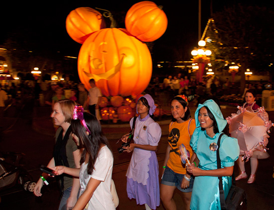 Disney Parks Blog Readers ‘Get Spookier’ at Our Halloween Meet-Up in Disneyland Park Disney Parks Blog Readers ‘Get Spookier’ at Our Halloween Meet-Up in Disneyland Park