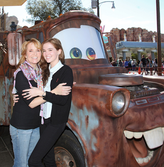 Lea and her daughter, Zoey Deutch pose with Mater Lea and her daughter, Zoey Deutch pose with Mater