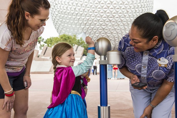 Image_MM _Epcot_Girl in Anna dress_Mom_CM_