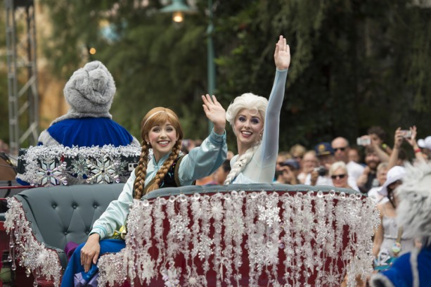 Inaugural ‘Anna & Elsa’s Royal Welcome’ Parades Through Disney’s Hollywood Studios
