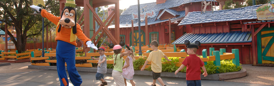 Children meet Goofy at Disney California Adventure Park